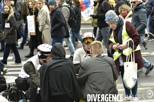 STREET MEDICS sur une manifestation parisienne, à Paris. STREET MEDICS in Paris.