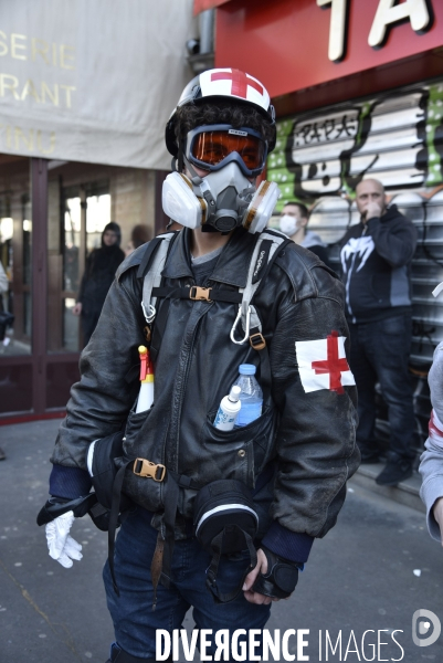 STREET MEDICS sur une manifestation parisienne, à Paris. STREET MEDICS in Paris.