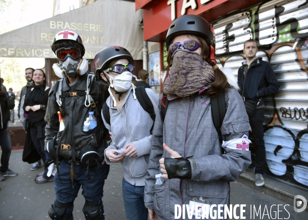 STREET MEDICS sur une manifestation parisienne, à Paris. STREET MEDICS in Paris.