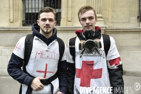 STREET MEDICS sur une manifestation parisienne, à Paris. STREET MEDICS in Paris.