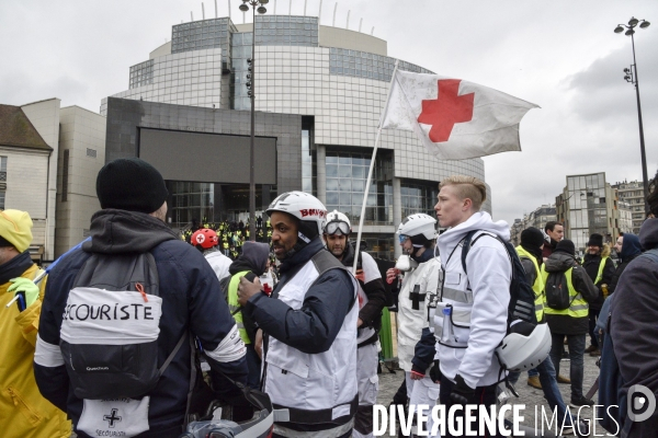 STREET MEDICS sur une manifestation parisienne, à Paris. STREET MEDICS in Paris.