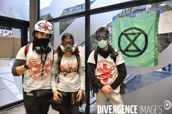 STREET MEDICS sur une manifestation parisienne, à Paris. STREET MEDICS in Paris.