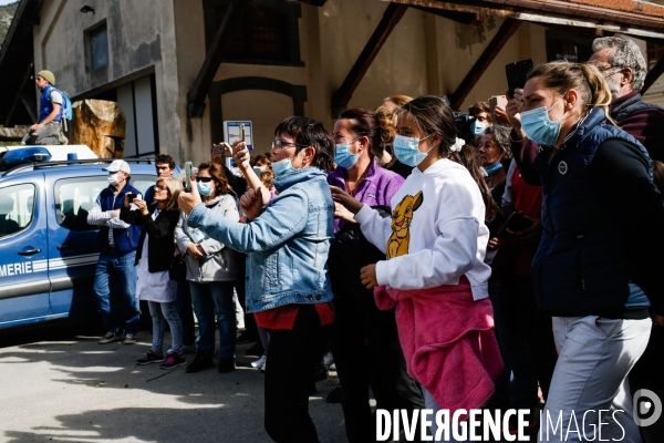 Le président Emmanuel Macron à la rencontre des habitants de Tende, après le passage de la tempête Alex