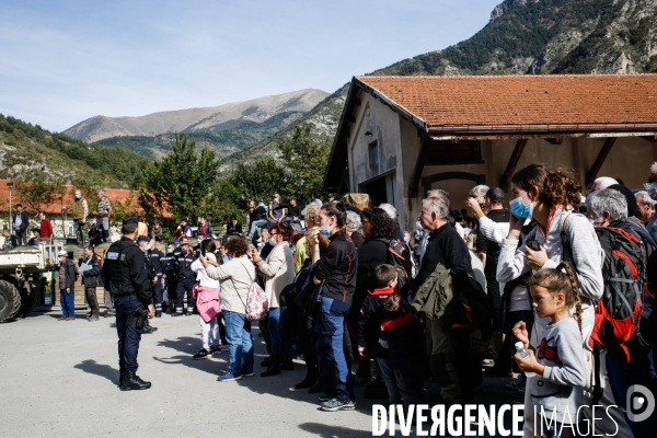 Le président Emmanuel Macron à la rencontre des habitants de Tende, après le passage de la tempête Alex