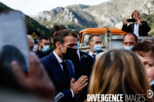 Le président Emmanuel Macron à la rencontre des habitants de Tende, après le passage de la tempête Alex