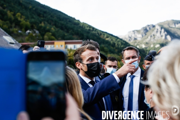 Le président Emmanuel Macron à la rencontre des habitants de Tende, après le passage de la tempête Alex