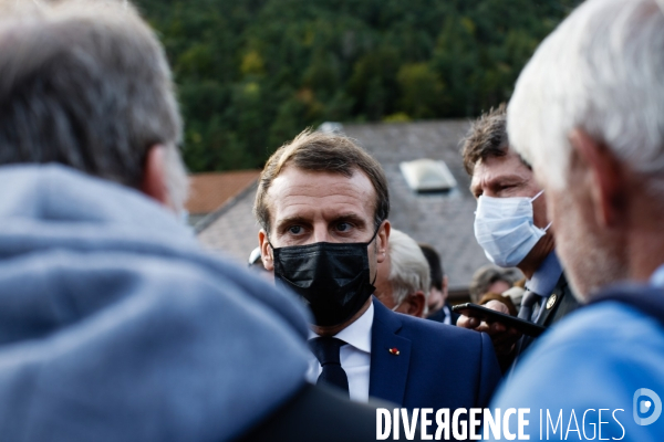 Le président Emmanuel Macron à la rencontre des habitants de Tende, après le passage de la tempête Alex