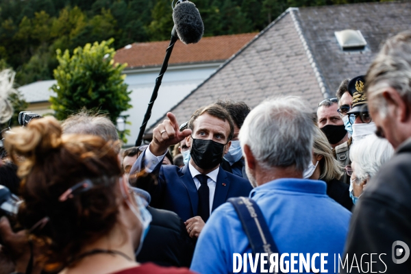 Le président Emmanuel Macron à la rencontre des habitants de Tende, après le passage de la tempête Alex