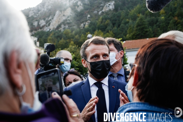 Le président Emmanuel Macron à la rencontre des habitants de Tende, après le passage de la tempête Alex