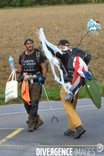 Un Anglais et un Marseillais marchent entre Marseille et Paris pour ramasser des masques usagés