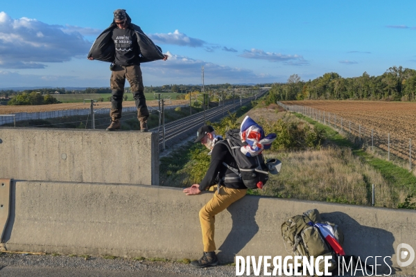 Un Anglais et un Marseillais marchent entre Marseille et Paris pour ramasser des masques usagés
