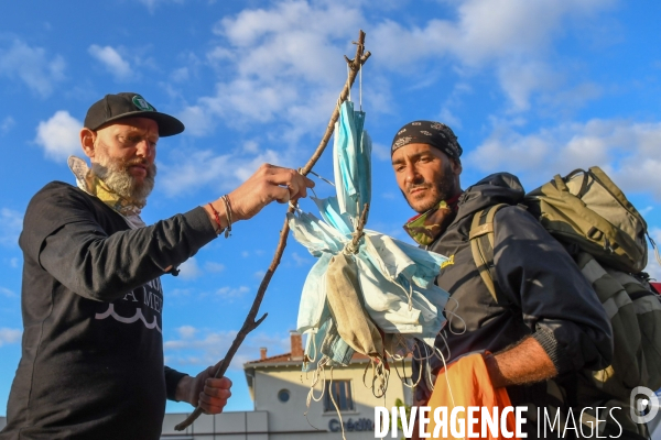 Un Anglais et un Marseillais marchent entre Marseille et Paris pour ramasser des masques usagés