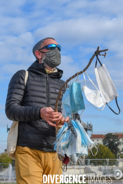 Un Anglais et un Marseillais marchent entre Marseille et Paris pour ramasser des masques usagés