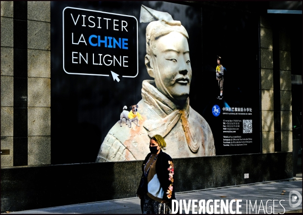 Panneau publicitaire Visiter la Chine en ligne sur les grands boulevards