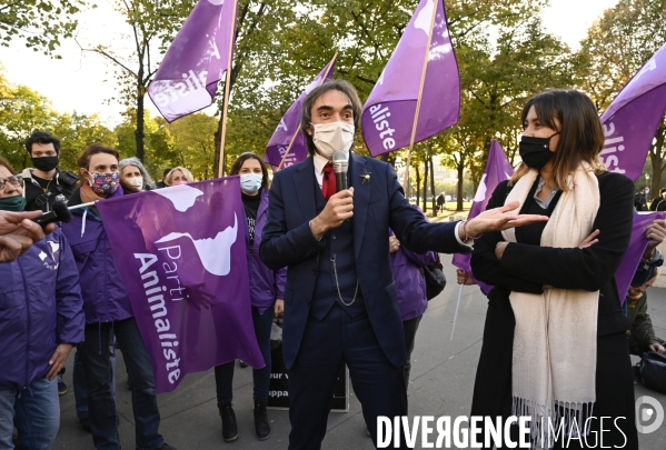 Le Parti Animaliste et plusieurs organisations pour la protection animale manifestent contre le DENI DE DEMOCRATIE exprimé à l Assemblée Nationale. The Animalist Party and several organizations demonstrate against the DENI OF DEMOCRACY.