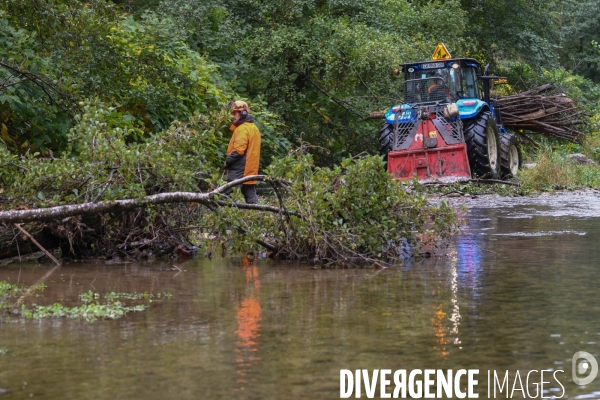 Travaux d entretien des berges d une rivière