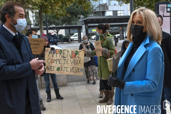 Brigitte Macron dans les futurs locaux de LIVE à Valence