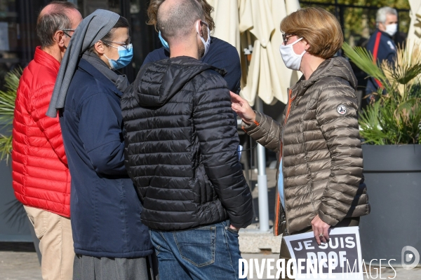 Rassemblement à Valence en hommage à Samuel Paty