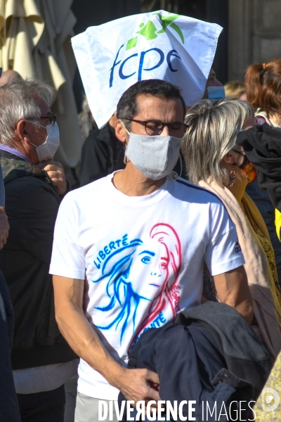 Rassemblement à Valence en hommage à Samuel Paty