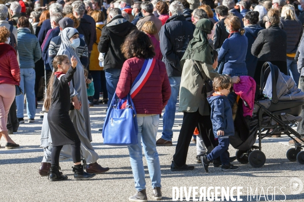 Rassemblement à Valence en hommage à Samuel Paty