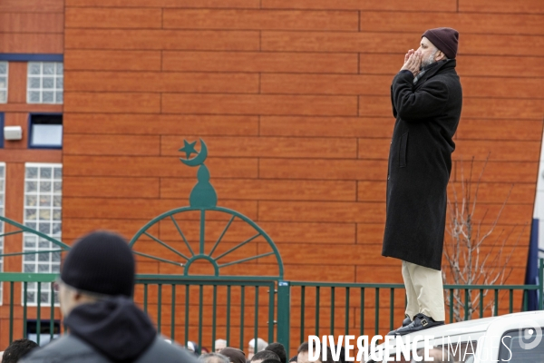 Abdelhakim SEFRIOUI manifeste devant la mosquée de Drancy