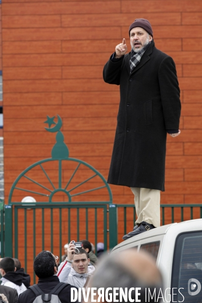 Abdelhakim SEFRIOUI manifeste devant la mosquée de Drancy