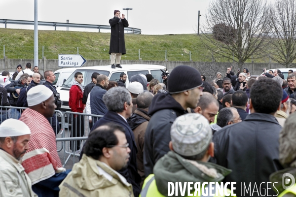 Abdelhakim SEFRIOUI manifeste devant la mosquée de Drancy