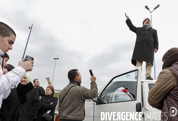 Abdelhakim SEFRIOUI manifeste devant la mosquée de Drancy