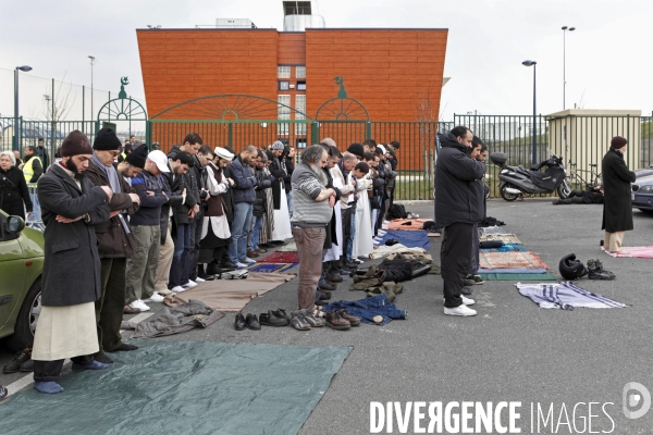 Abdelhakim SEFRIOUI manifeste devant la mosquée de Drancy