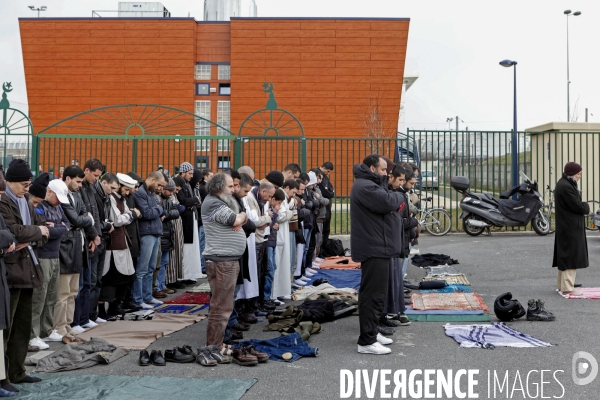 Abdelhakim SEFRIOUI manifeste devant la mosquée de Drancy