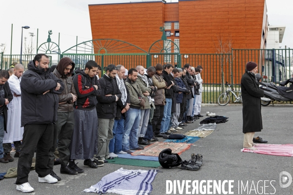 Abdelhakim SEFRIOUI manifeste devant la mosquée de Drancy