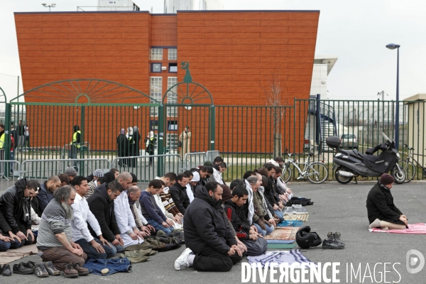 Abdelhakim SEFRIOUI manifeste devant la mosquée de Drancy