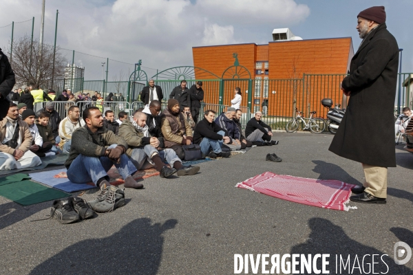 Abdelhakim SEFRIOUI manifeste devant la mosquée de Drancy