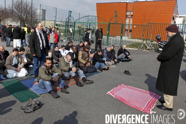 Abdelhakim SEFRIOUI manifeste devant la mosquée de Drancy