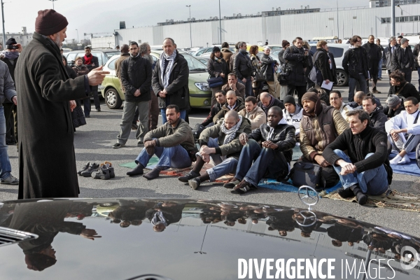 Abdelhakim SEFRIOUI manifeste devant la mosquée de Drancy