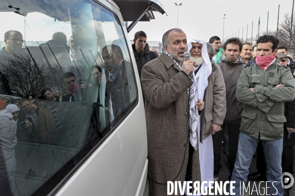 Abdelhakim SEFRIOUI manifeste devant la mosquée de Drancy