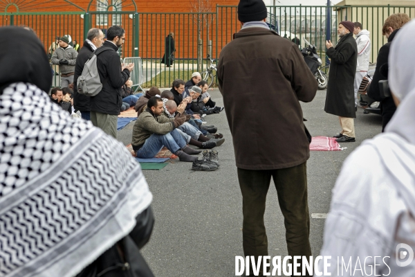 Abdelhakim SEFRIOUI manifeste devant la mosquée de Drancy