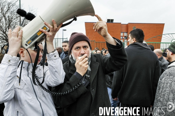 Abdelhakim SEFRIOUI manifeste devant la mosquée de Drancy