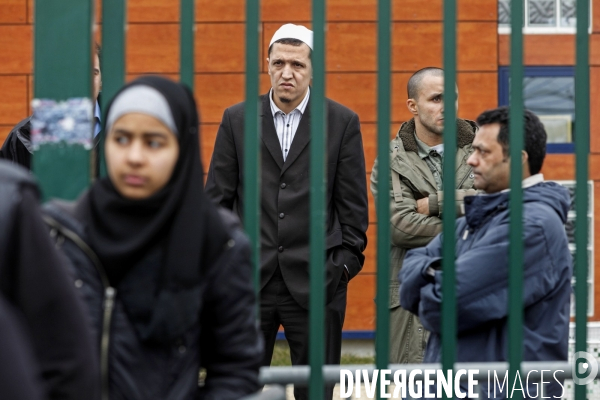 Abdelhakim SEFRIOUI manifeste devant la mosquée de Drancy contre l imam Chalgoumi