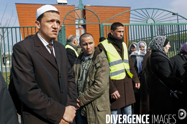 Abdelhakim SEFRIOUI manifeste devant la mosquée de Drancy contre l imam Chalgoumi