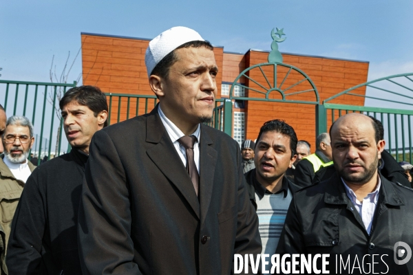 Abdelhakim SEFRIOUI manifeste devant la mosquée de Drancy contre l imam Chalgoumi