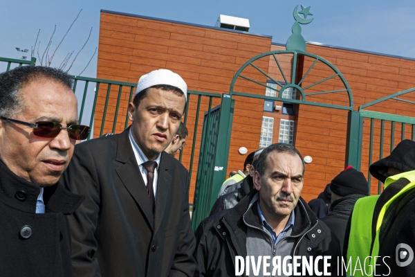 Abdelhakim SEFRIOUI manifeste devant la mosquée de Drancy contre l imam Chalgoumi