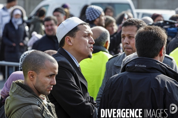 Abdelhakim SEFRIOUI manifeste devant la mosquée de Drancy contre l imam Chalgoumi