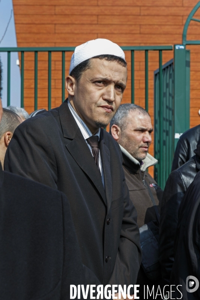 Abdelhakim SEFRIOUI manifeste devant la mosquée de Drancy contre l imam Chalgoumi