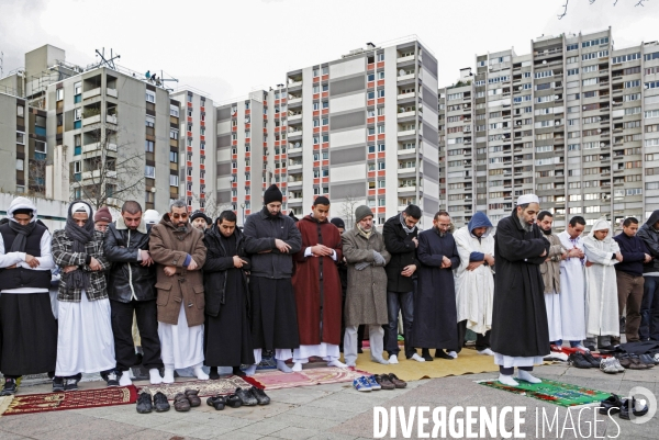 Abdelhakim SEFRIOUI fermeture de la Mosquée d Epinay. Prière devant la Mairie.