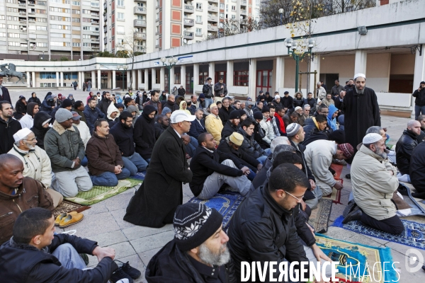 Abdelhakim SEFRIOUI fermeture de la Mosquée d Epinay. Prière devant la Mairie.