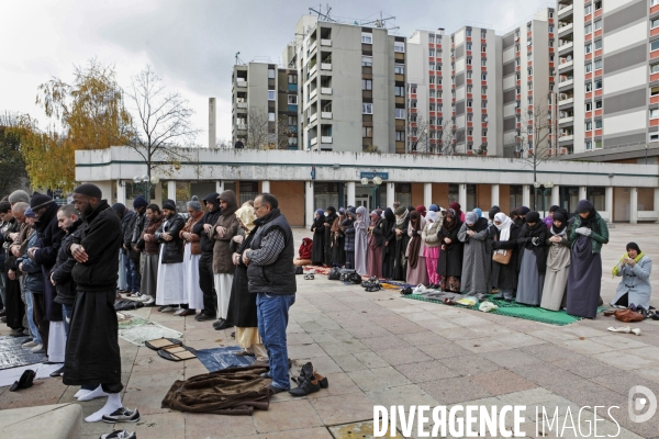 Abdelhakim SEFRIOUI fermeture de la Mosquée d Epinay. Prière devant la Mairie.