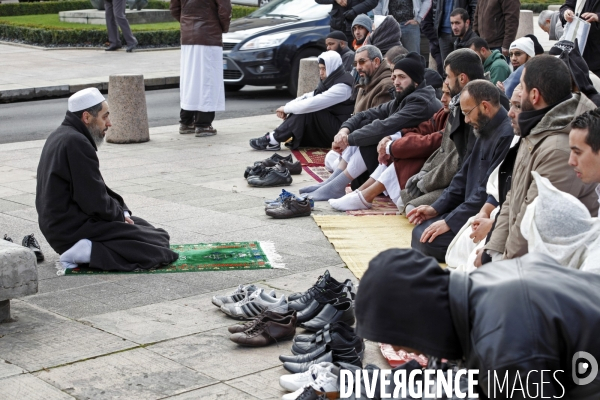 Abdelhakim SEFRIOUI fermeture de la Mosquée d Epinay. Prière devant la Mairie.