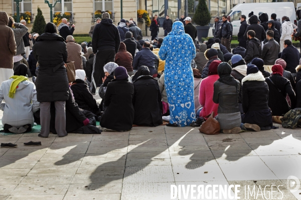 Abdelhakim SEFRIOUI fermeture de la Mosquée d Epinay. Prière devant la Mairie.