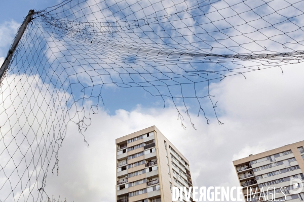Prière sur un terrain de sport à Épinay-sur-Seine en banlieue parisienne